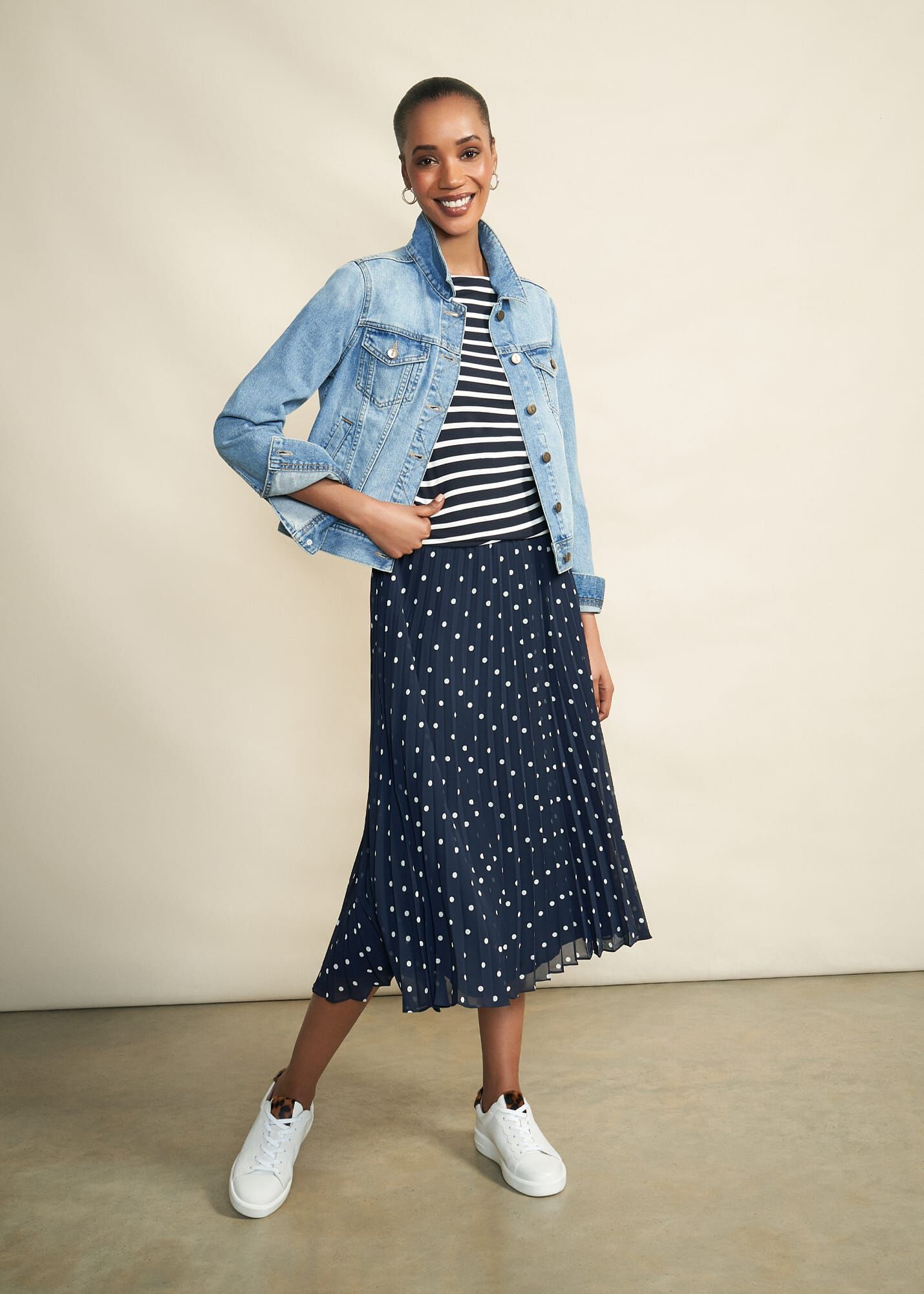 White denim shop jacket pleated skirt
