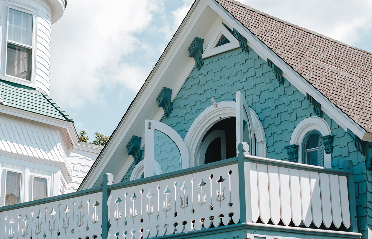 An aqua blue panelled house in Martha's Vineyard, America isthe back drop for this weelk's Hobbs at Home.