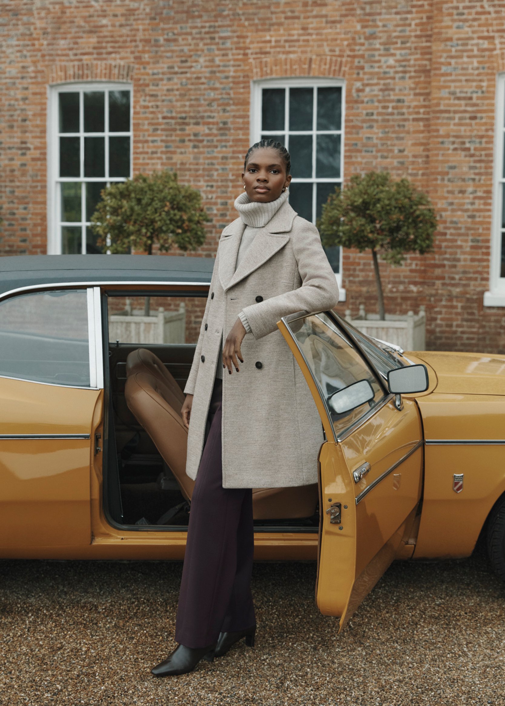 A woman wearing a chocolate and oatmeal autumn-winter look.