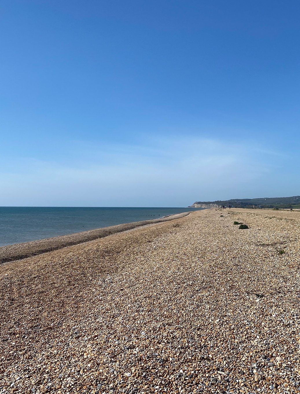 The blue sky and pebbled beach at Winchelsea 