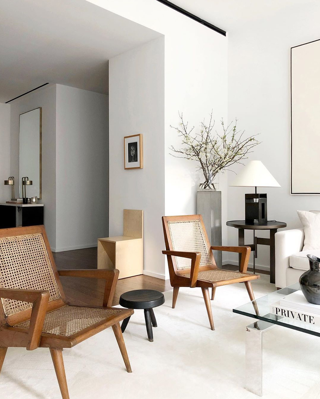 Work from home in this bright, white minimal interior via @alyssakapitointeriors. 