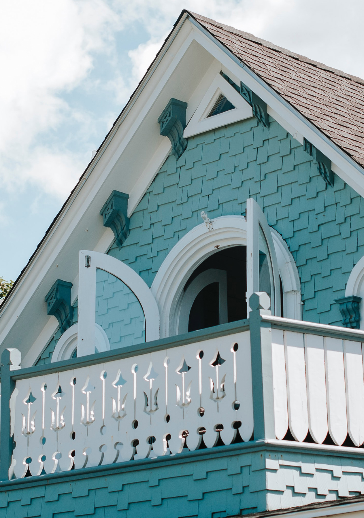 An aqua blue panelled house in Martha's Vineyard, America isthe back drop for this weelk's Hobbs at Home.