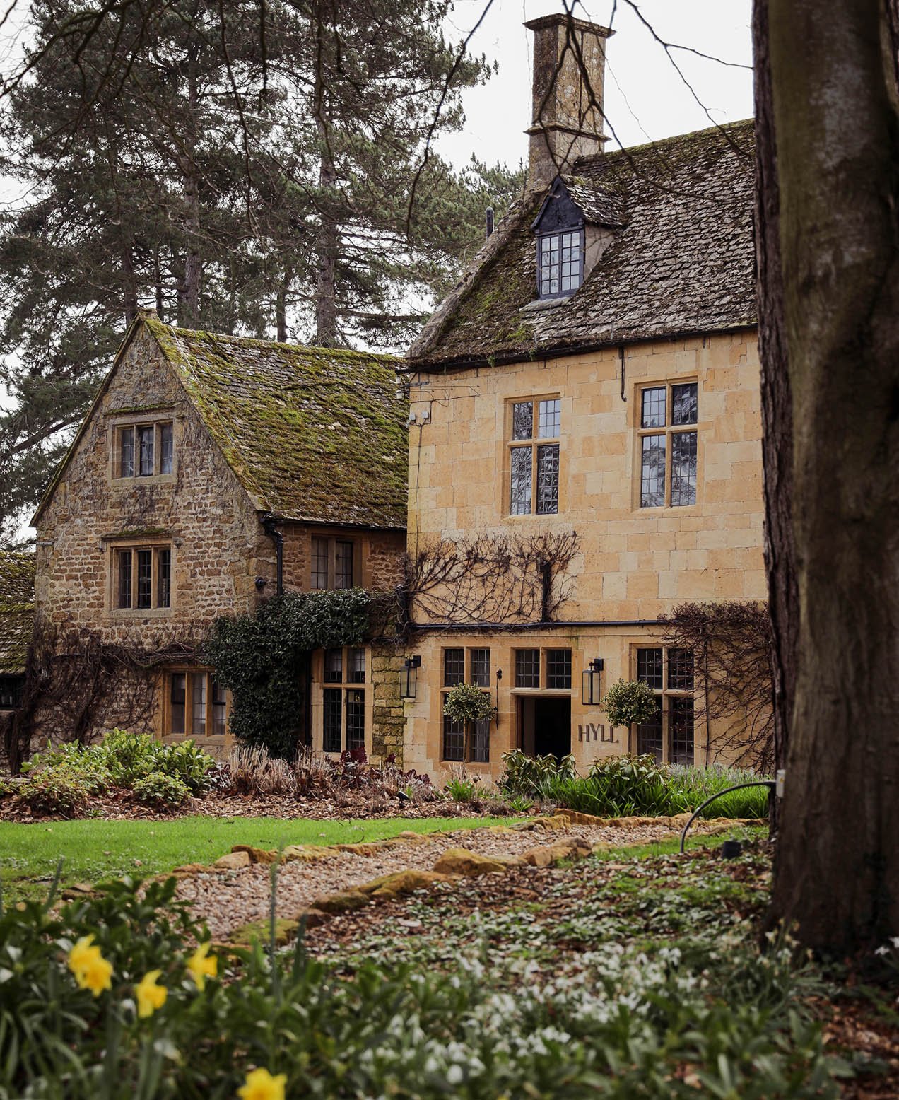 Sunny scenery, capturing our Good Trench campaign in the Cotswolds. As seen on @sophiarosemary, @taffymsipa, @thealiceedit, @chloekathbutler, @modestmira_ and more.