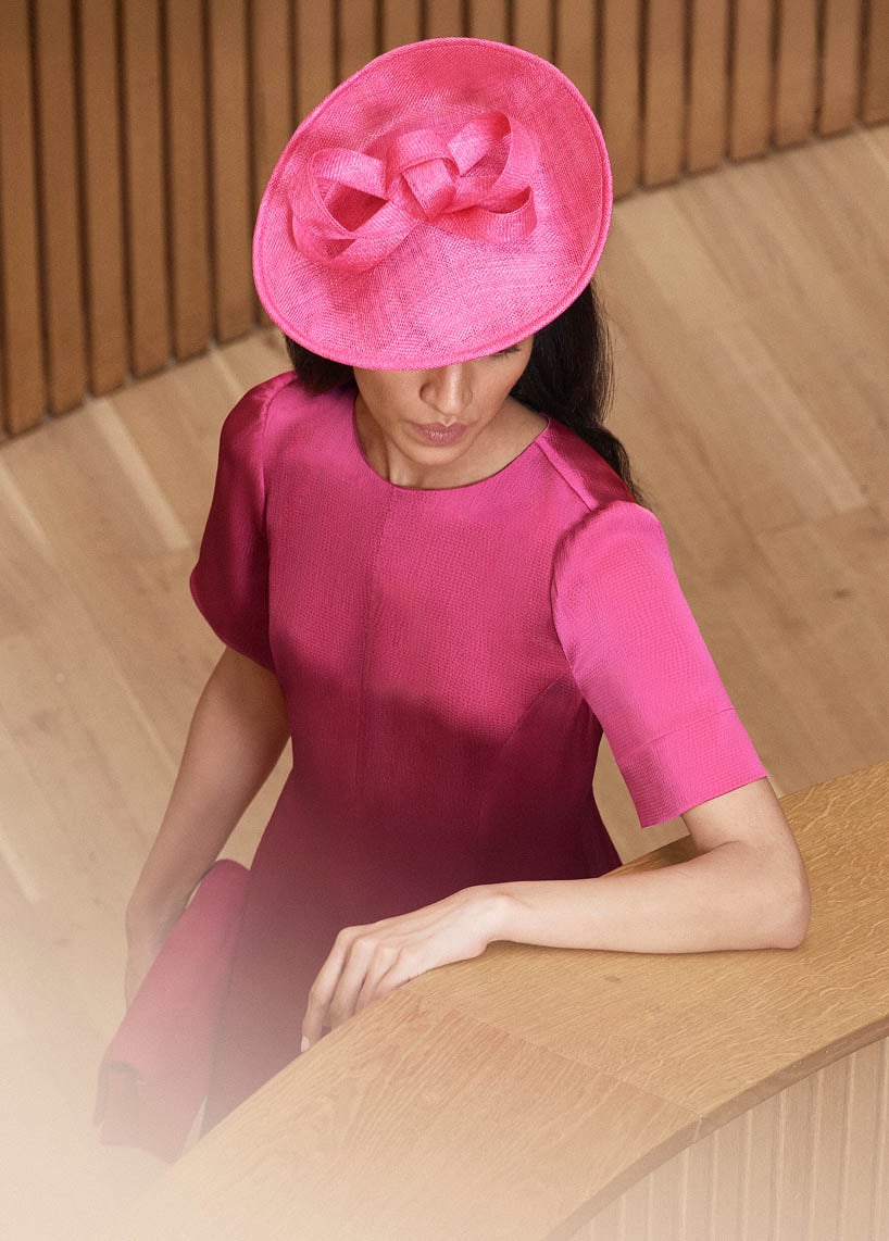 How to wear a fascinator in 2026 
